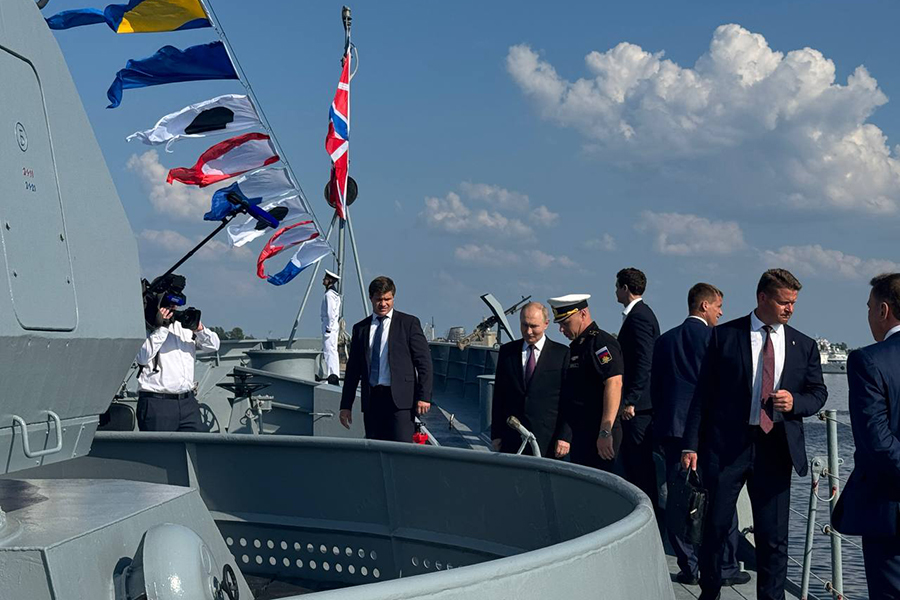 Владимир Путин (в центре)