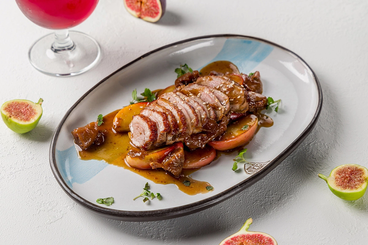 Утка с инжиром и томлеными яблоками