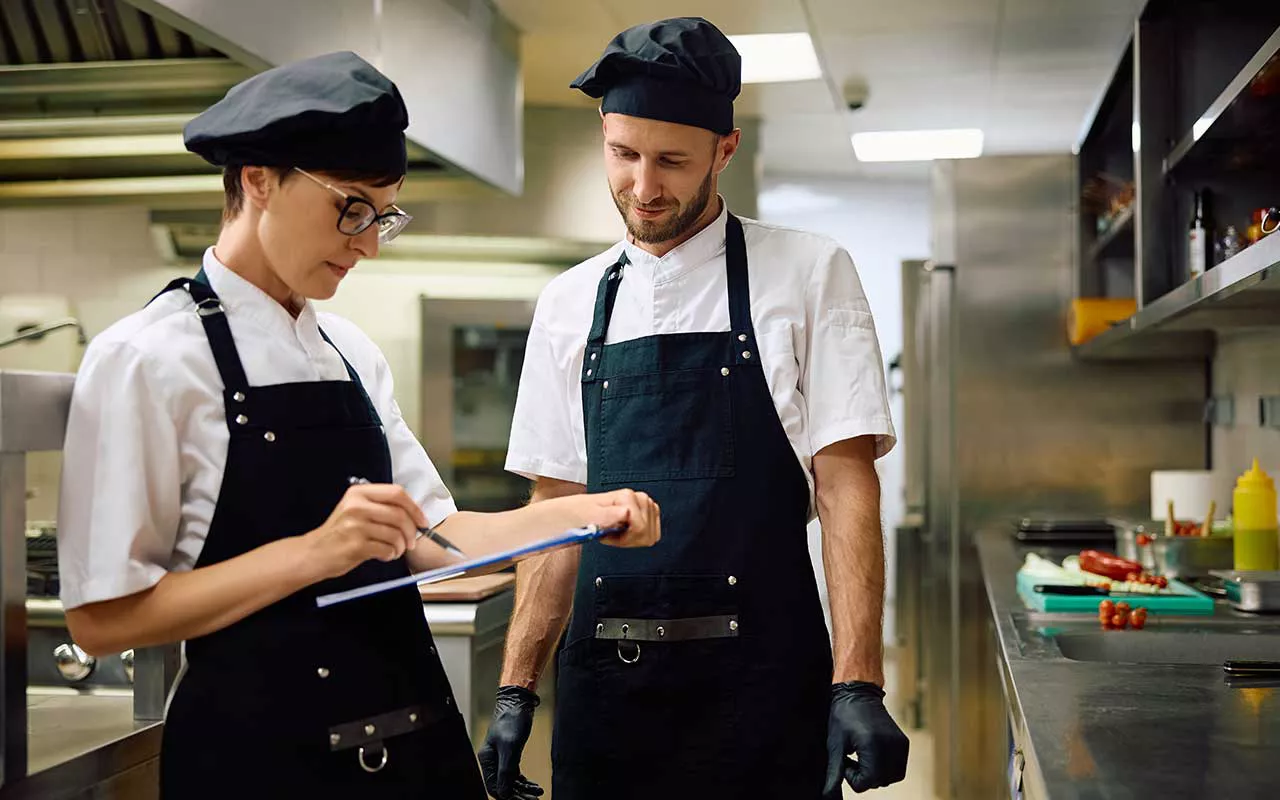 Плюсы ЭЛМК в том, что ее невозможно потерять, подделать гораздо сложнее, а работодатель может проверить легальность медицинской книжки за пару кликов