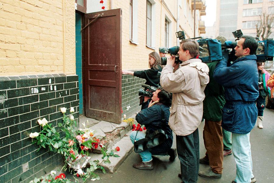 Подъезда дома, в котором погиб Владислав Листьев, 1995 год