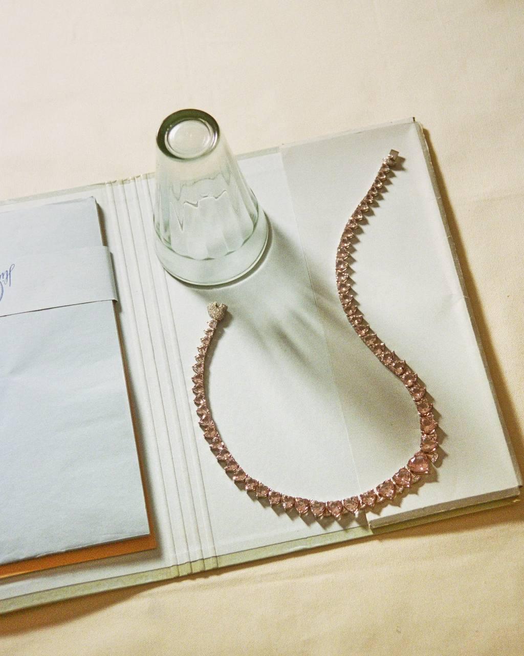 Теннисное колье в форме сердец с розовыми морганитами и белоснежными бриллиантами, Nude Jewelry, цена по запросу (nudejewelry.ru)