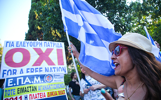 Жители Афин празднуют предварительные итоги референдума