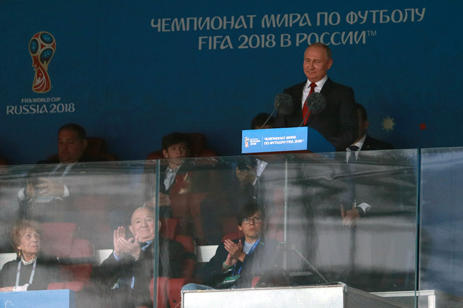 На церемонии выступил президент России Владимир Путин. Он поприветствовал болельщиков, пожелал удачи командам и рассказал о любви России к футболу &laquo;с первого взгляда&raquo;.