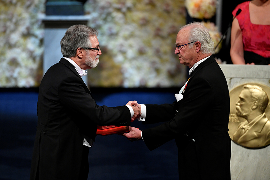 Американский ученый Грегг Семенза получает премию по медицине. Его, а также Уильяма Кэлина (США) и Питера Рэтклиффа (Великобритания) наградили за исследование того, как клетки реагируют на уровень кислорода​
