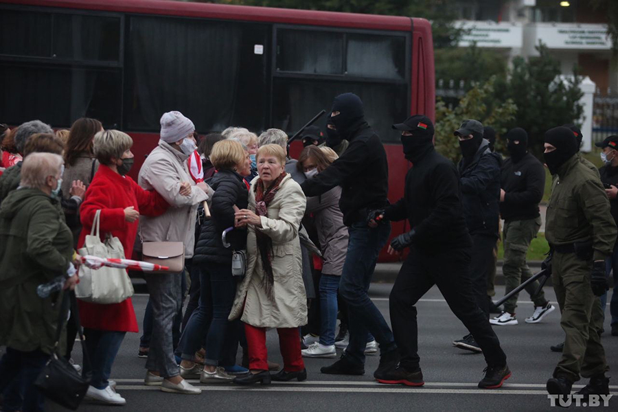 По данным Tut.by, столкновение с силовиками произошло, когда пенсионеры попытались помешать задерживать молодых людей около здания Белорусского национального технического университета