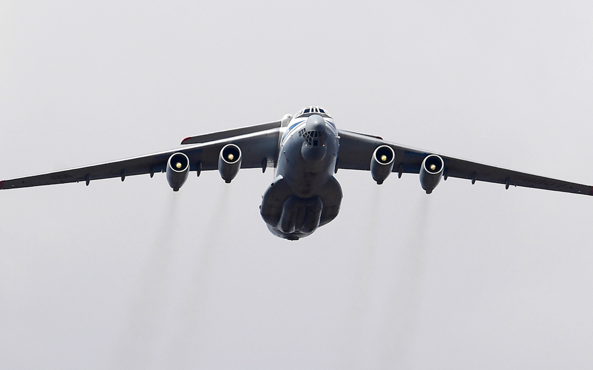 Самолет-заправщик Ил-78 приготовился к аварийной посадке в Жуковском