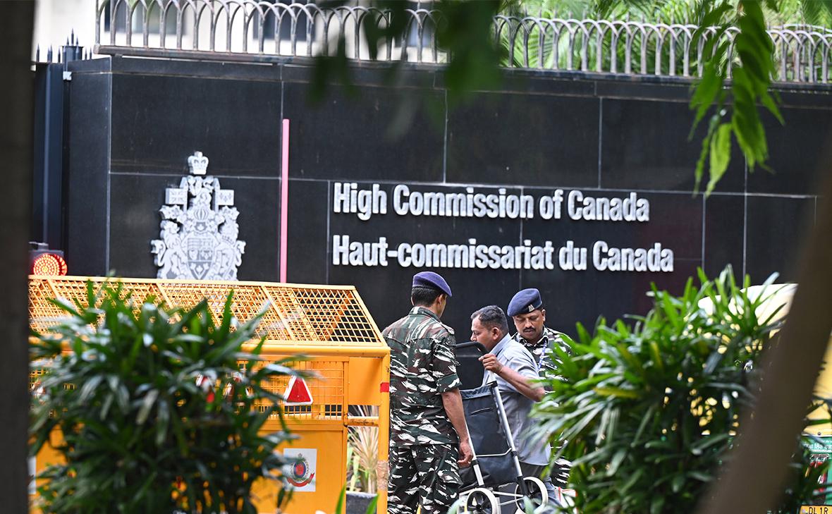 Охранники у посольства Канады в Нью-Дели