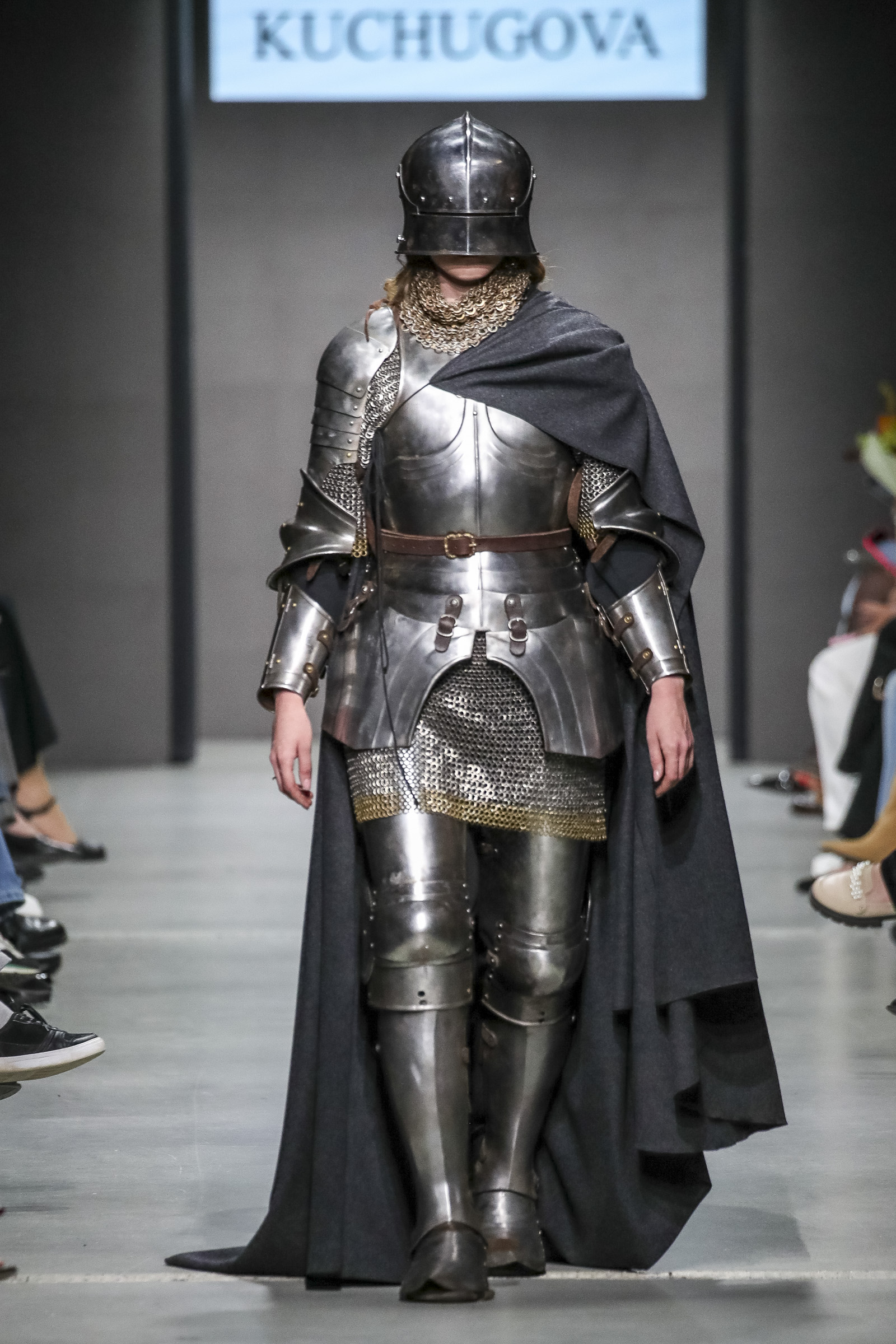 Московский бренд KUCHUGOVA представил коллекцию, в которой были переосмыслены темы готики, культа рыцарства и образа прекрасной дамы.