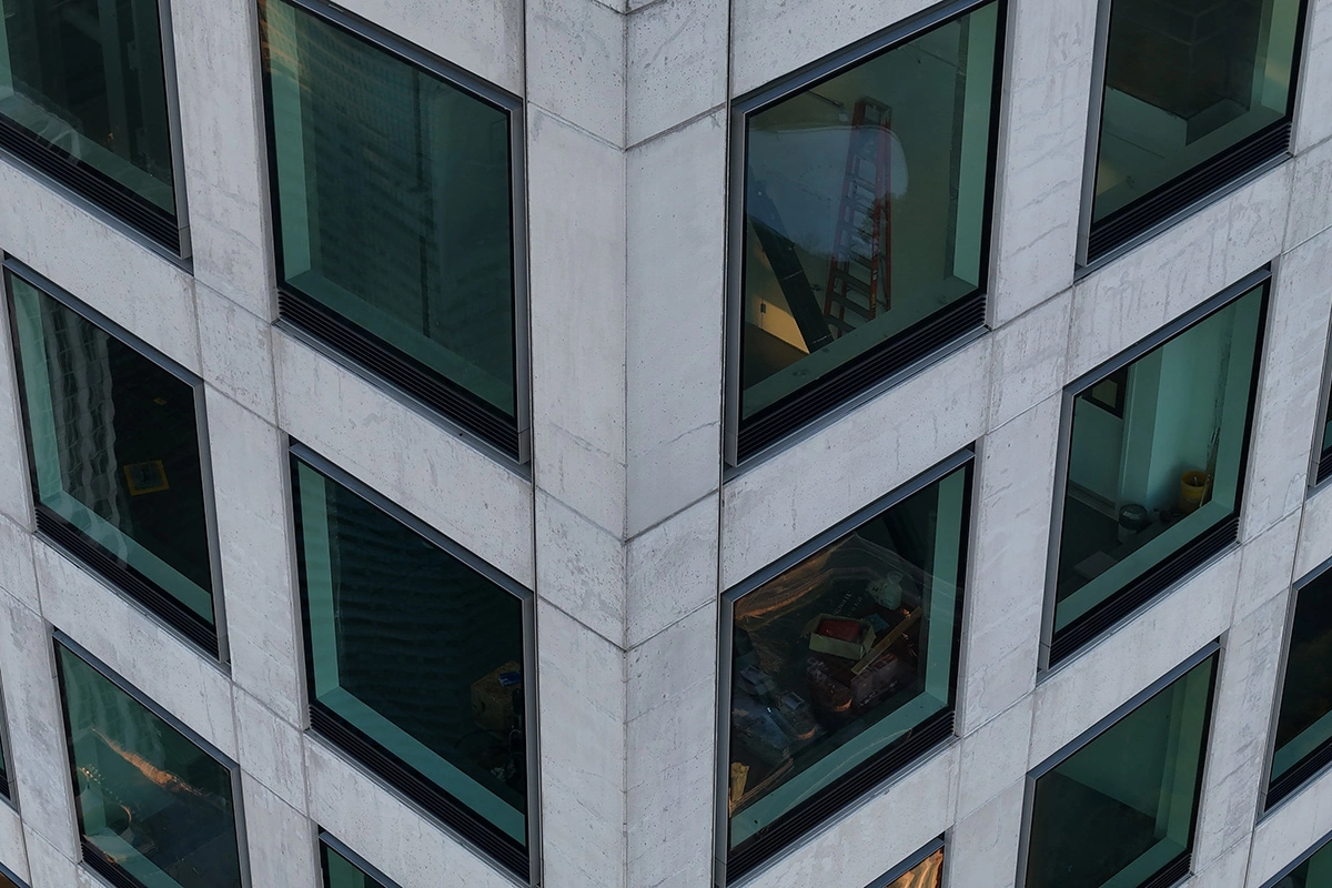 Фасад 102-этажного небоскреба на Парк-авеню, 432 в Нью-Йорке