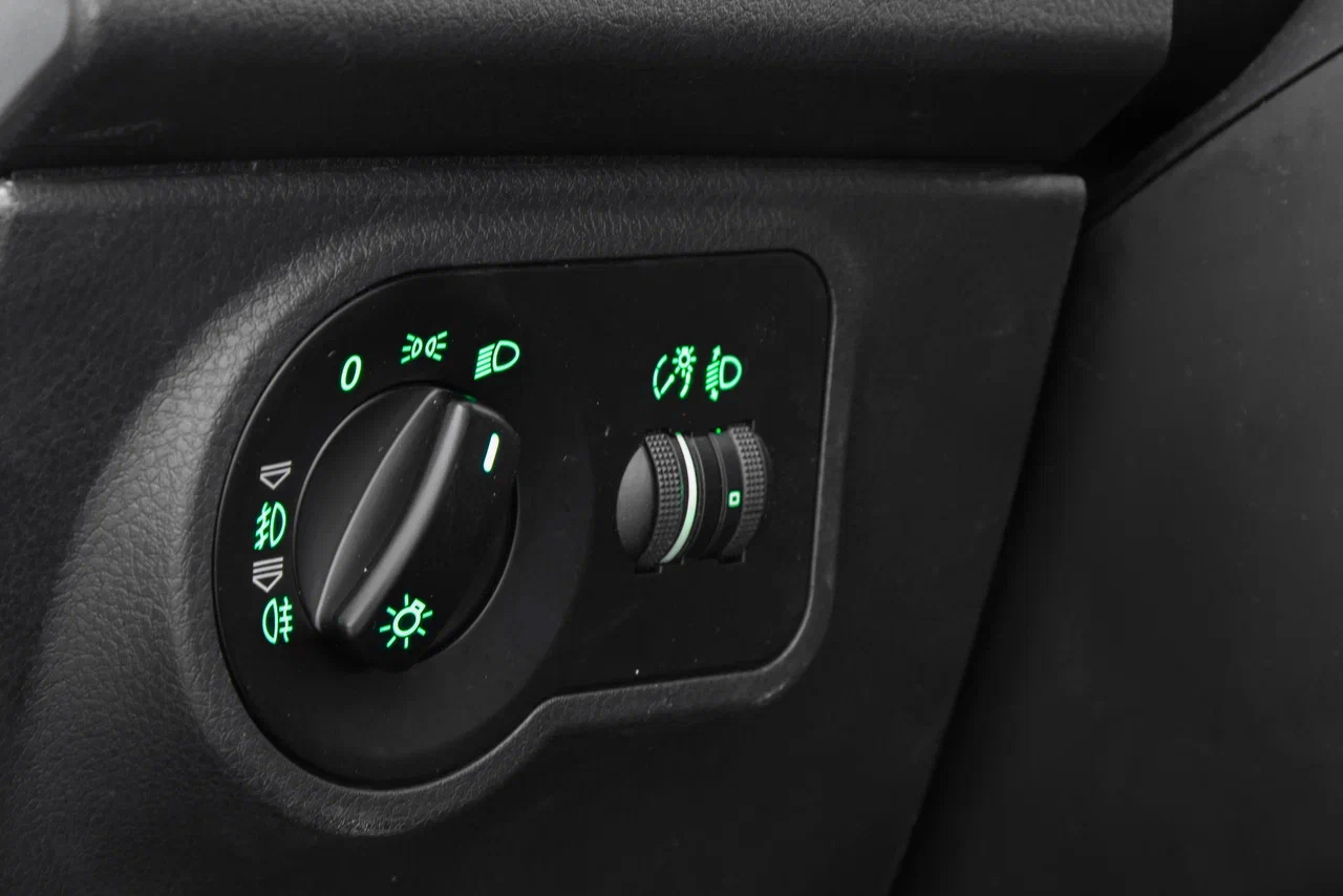 Удобный пульт сохранят. Жаль, не дошло до функции подсветки поворотов, автокорректора и датчика света