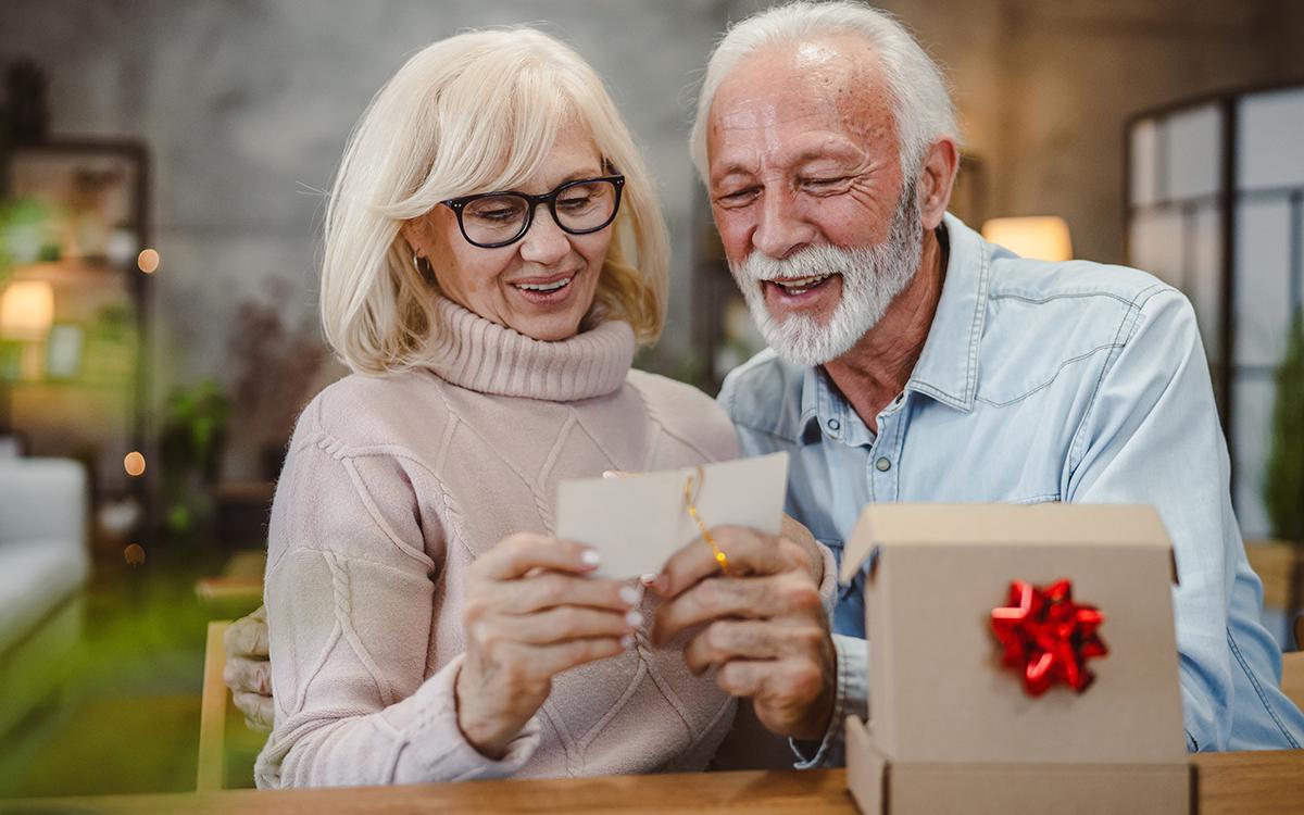 Эмоции и практичность. Топ-20 вариантов подарков родителям на Новый год