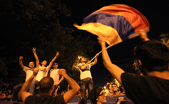 Участники масштабной акции протеста против повышения тарифов на электроэнергию. Ереван, Армения