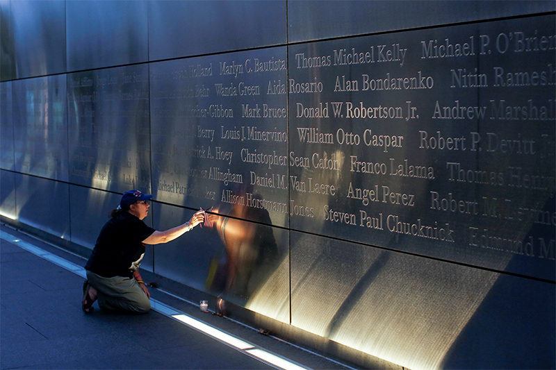 Женщина возле&nbsp;стены мемориала &laquo;Пустое небо&raquo;, на&nbsp;которой выгравированы имена жертв терактов 11 сентября. Нью-Йорк, США

