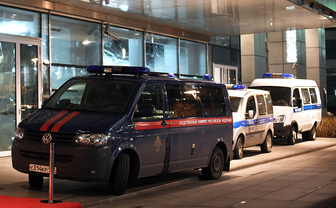 Автомобили правоохранительных органов у центра &laquo;Москва-Сити&raquo;