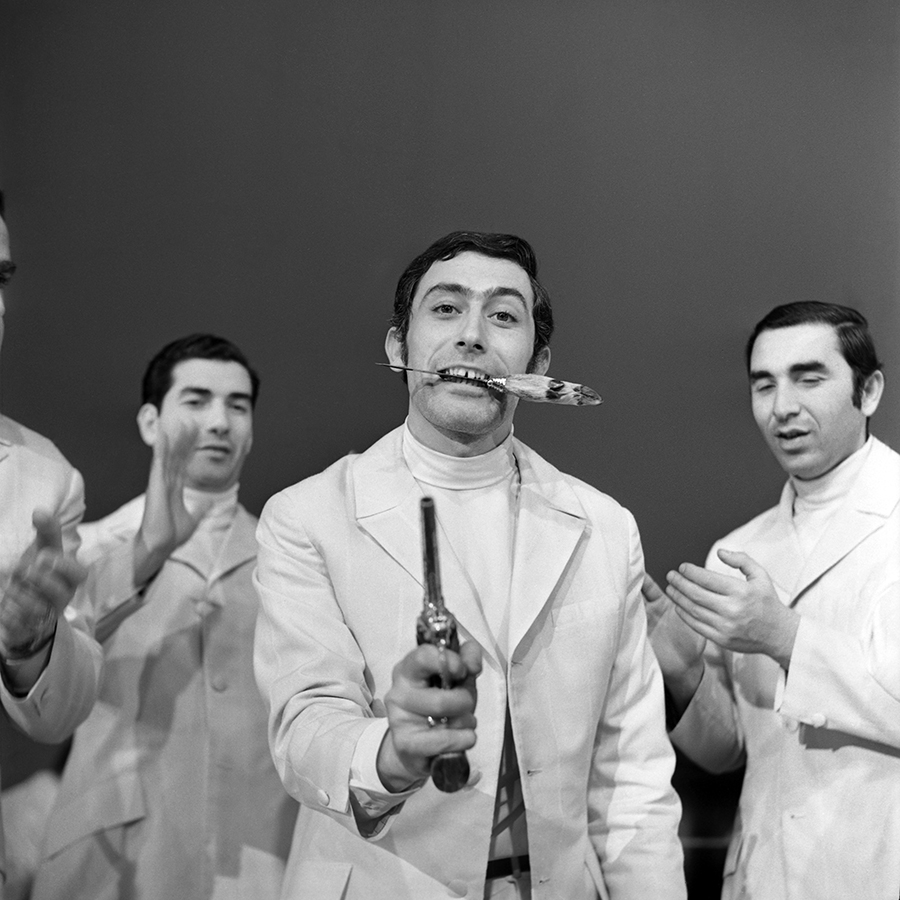 В 1966 году Кикабидзе вошел в состав грузинской группы &laquo;Орэра&raquo;, где он не только пел, но и играл на барабанах. К артисту пришла известность. При участии Кикабидзе группа выпустила восемь пластинок