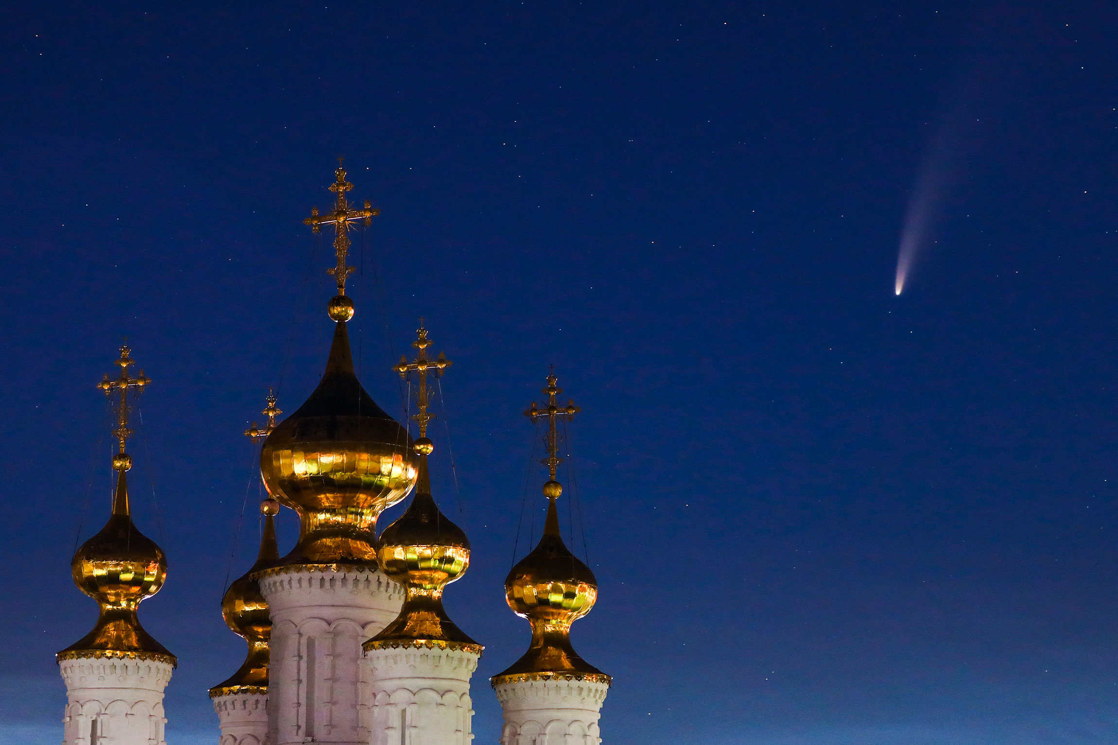 NEOWISE над церковью Богоявления Господня в Преображенском Рязанском монастыре, 13 июля
