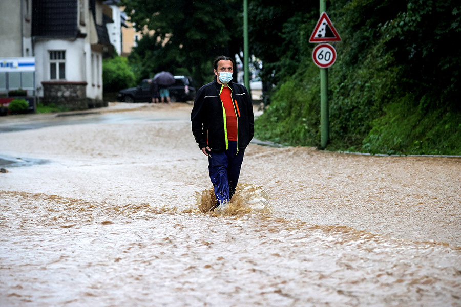 Армия ФРГ направила 230 военнослужащих и технику для расчистки дорог в местностях, пострадавших от наводнения. В Рейнланд-Пфальце полиция попросила другие федеральные земли направить в район Арвайлера вертолеты для эвакуации жителей