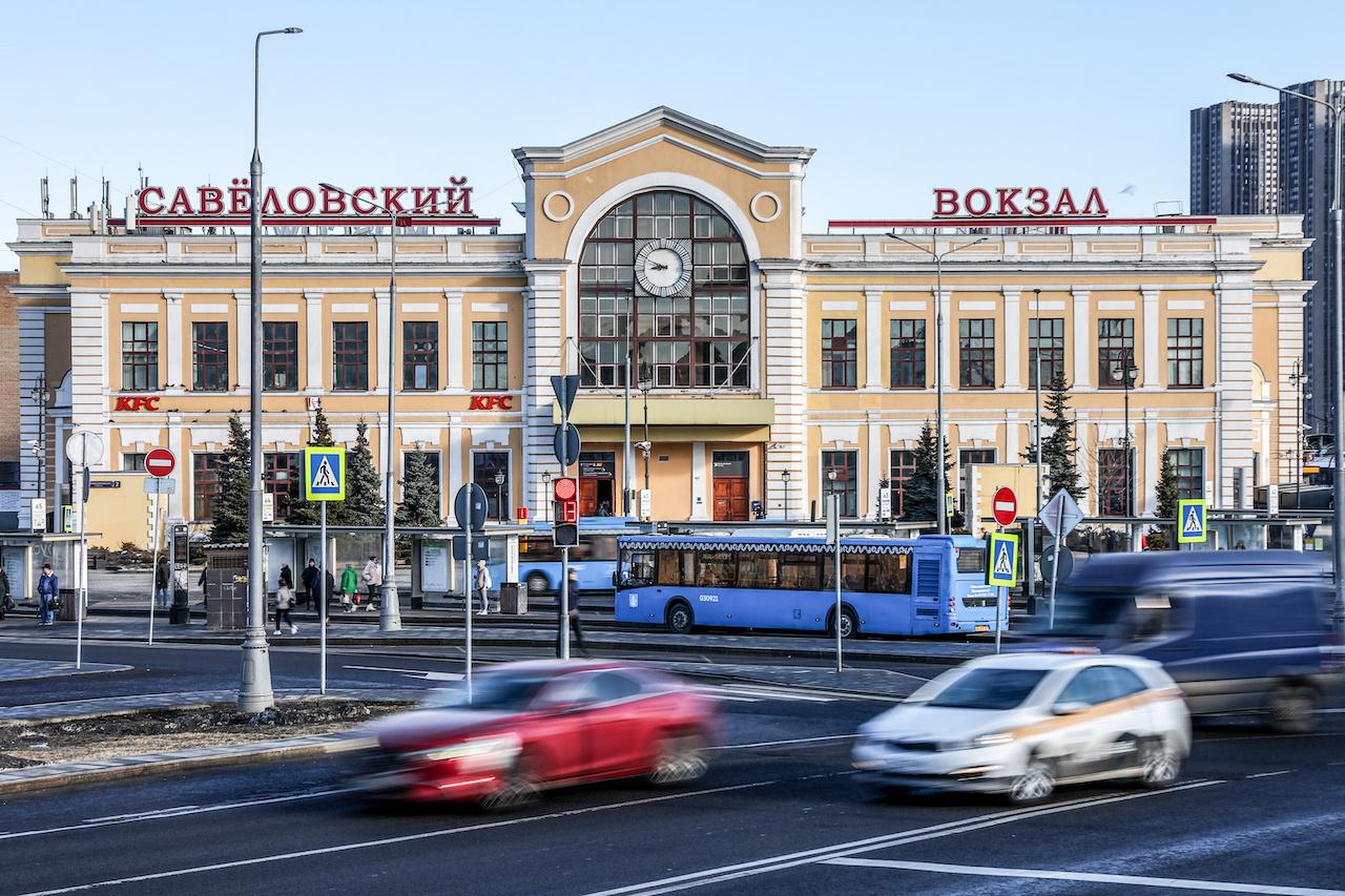Сейчас Савеловский вокзал регулярно обслуживает только пригородные электропоезда и экспрессы&nbsp;