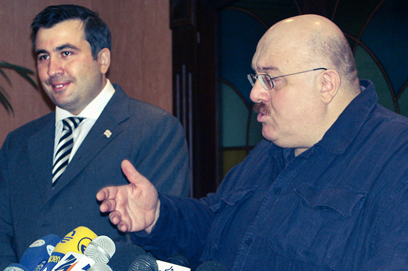 Июнь 2004 г. 

Президент Грузии Михаил Саакашвили (слева) и Каха Бендукидзе в Тбилиси. После &laquo;революции роз&raquo; он получил грузинское гражданство и возглавил Министерство экономики, а затем стал министром по координации экономических реформ. В январе 2008 года Бендукидзе возглавил канцелярию правительства, а в феврале 2009 года покинул госслужбу&nbsp;и основал Свободный университет в Тбилиси.