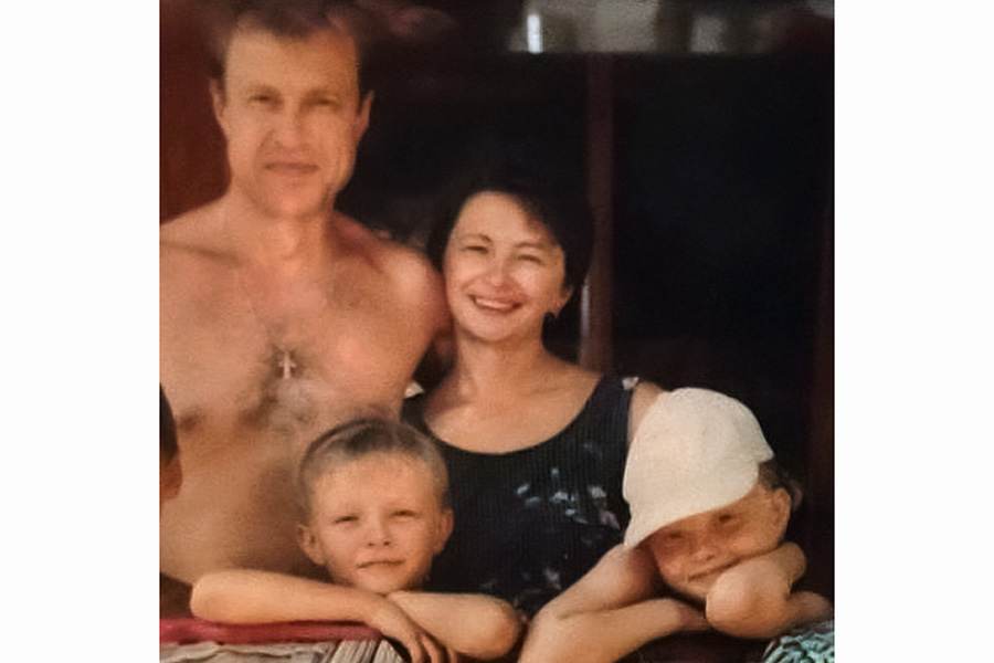 Егор в детстве&nbsp;с сестрой Полиной и родителями Николаем и Мариной Булаткиными
