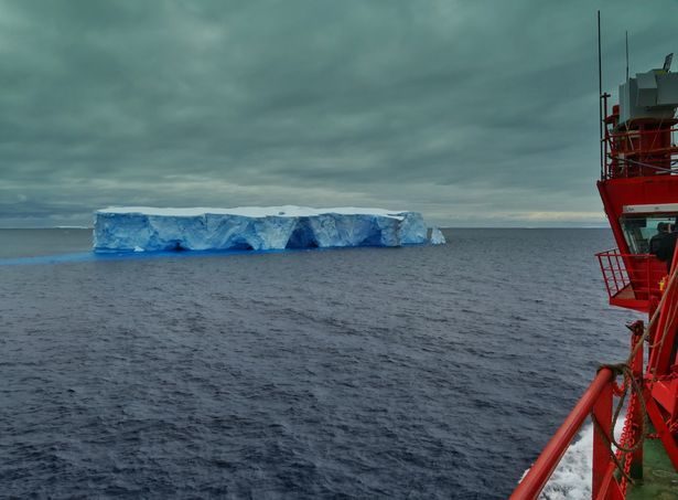Пригодный для транспортировки айсберг должен иметь определенную структуру и толщину от 200 до 250&nbsp;м