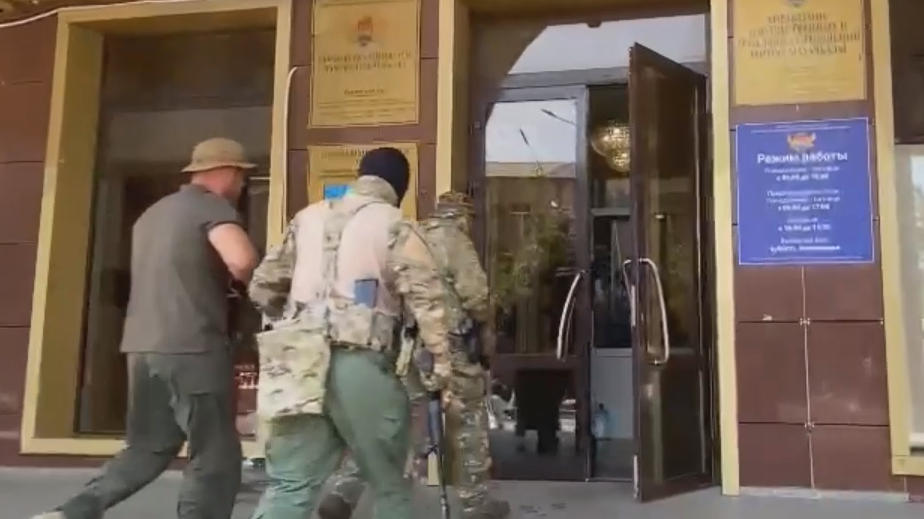 Следователи пришли с обысками в администрацию Махачкалы