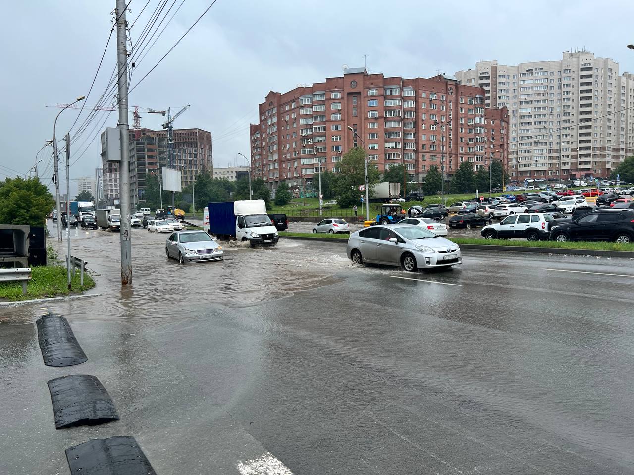 Некоторые автомобили после преодоления водной преграды самостоятельно продолжить движение не смогли