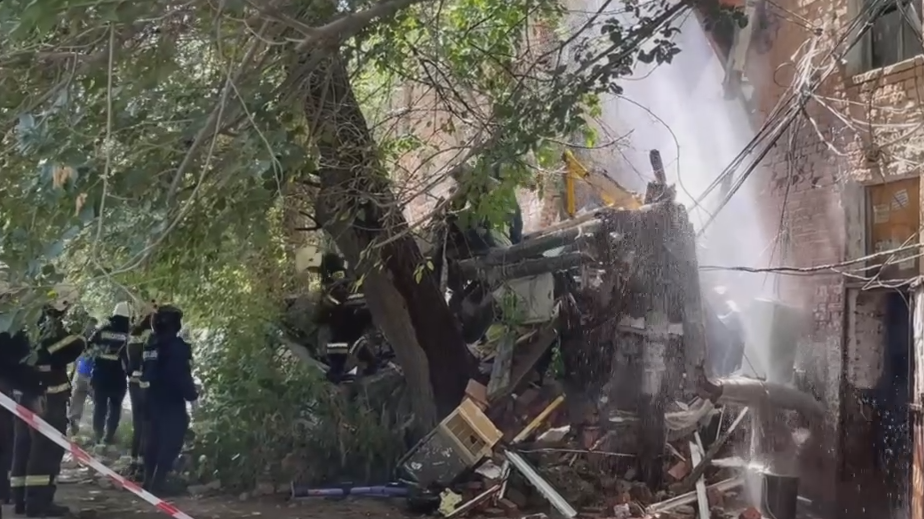 Спасатели прибыли к рухнувшему жилому дому в Астрахани. Видео