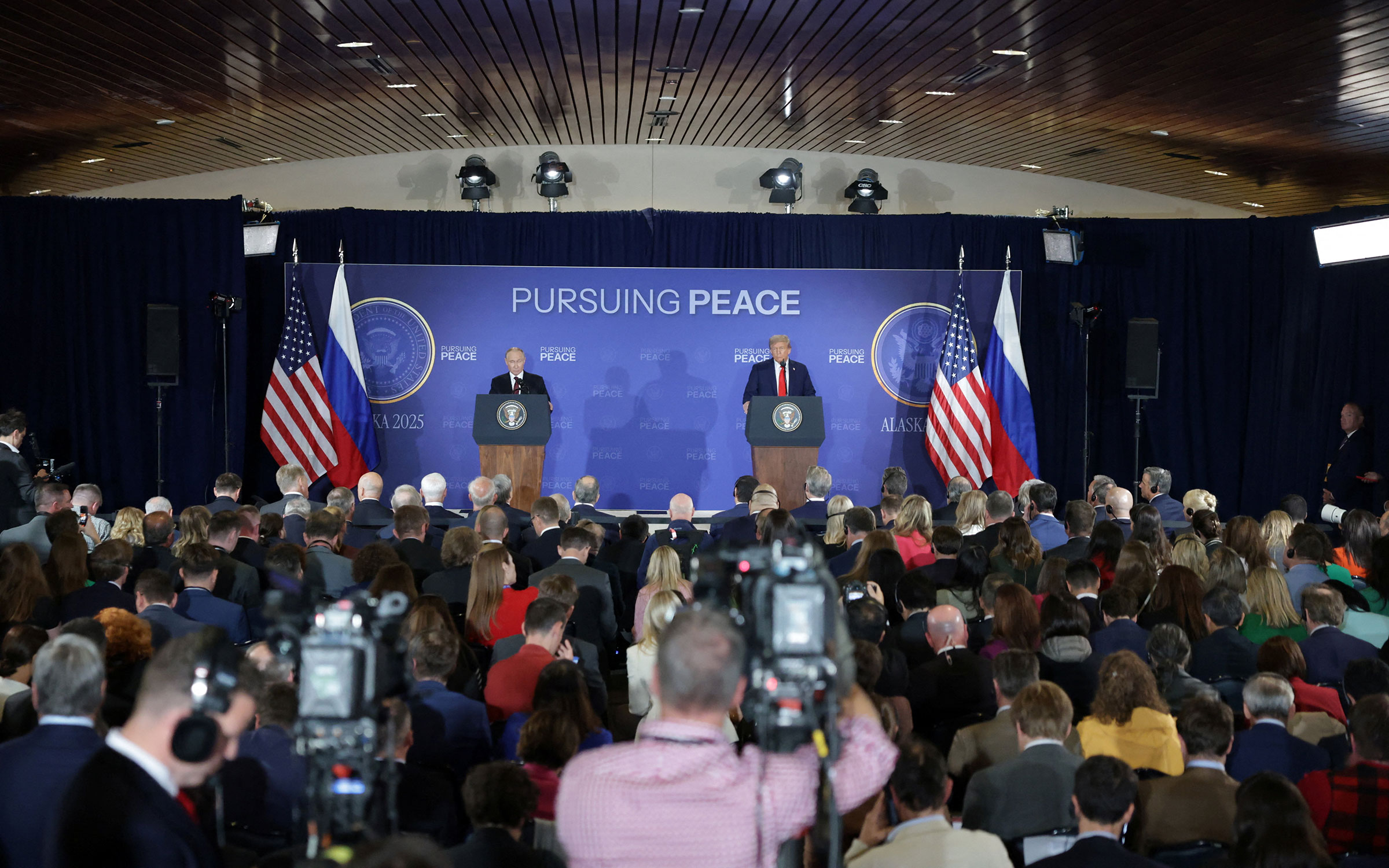 Владимир Путин и Дональд Трамп выступают с заявлениями по итогам саммита