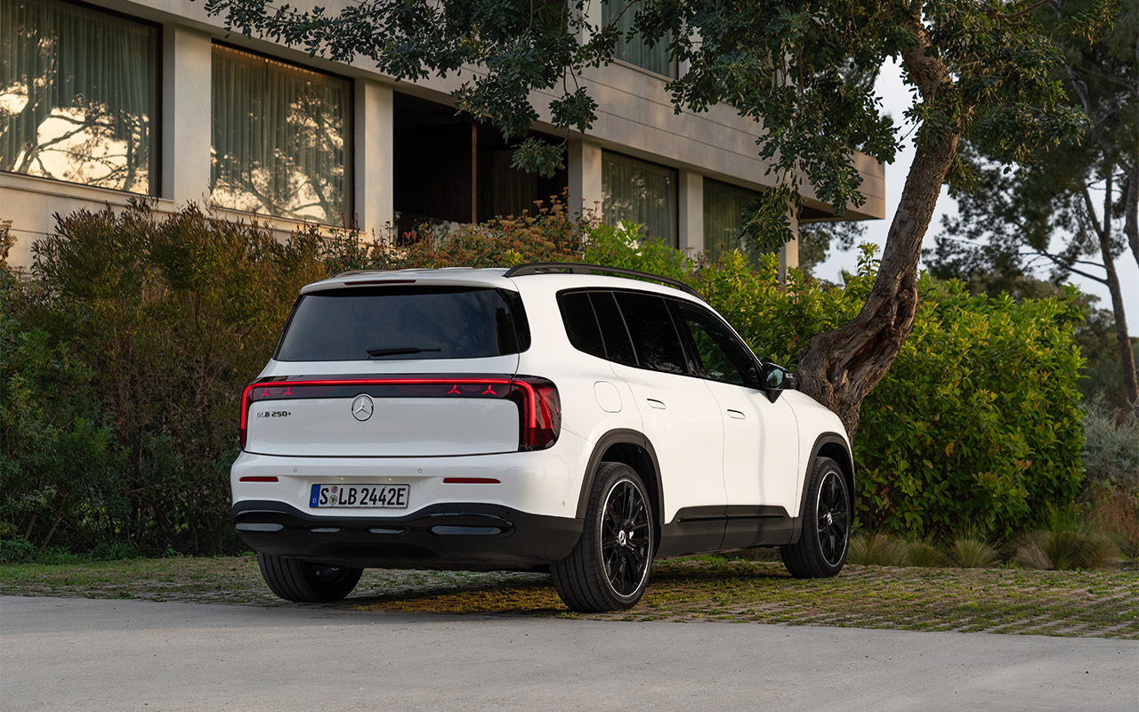По современным традициям сзади сплошной фонарь по всей длине багажника