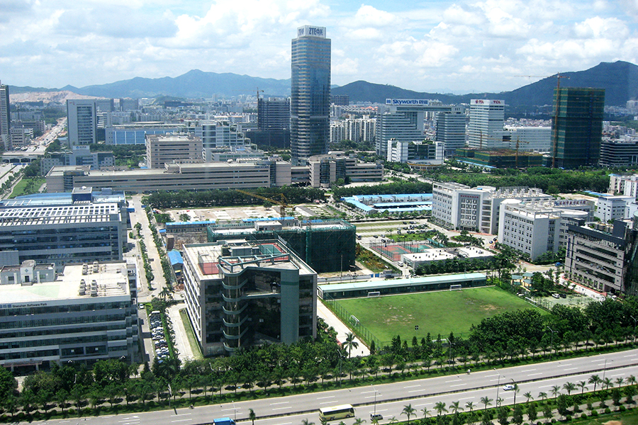 Технопарк Шэньчжэнь, Китай

Шэньчжэньский научно-промышленный парк на&nbsp;юге Китая был организован в&nbsp;1980-х годах после&nbsp;открытия местного университета. В городе была образована свободная экономическая зона для&nbsp;привлечения западных инвестиций. Благоприятно сказывалась географическая близость развитого Гонконга. В результате город Шэньчжэнь стал одним из&nbsp;лидеров страны по&nbsp;экспорту электроники и&nbsp;высокотехнологичных товаров. Среди крупнейших инвесторов&nbsp;&mdash; Huawei,&nbsp;ZTE, Lenovo,&nbsp;IBM, Philips, Compaq, Epson и&nbsp;др.

