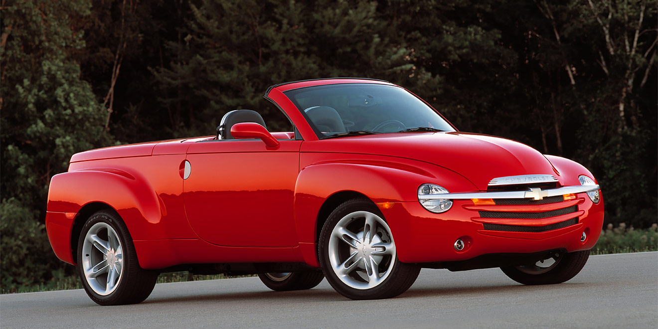 Chevrolet SSR появился в 2003 г. и сразу вызвал бурю эмоций: не каждый день встретишь двухдверный кабриолет-пикап с мощным мотором V8 от Corvette. Автомобиль создавался в ретро стилистике пикапов 1950-х и по сегодняшний день остается единственным в мире гибридом родстера, пикапа и кабриолета. В 2006 г. модель сняли с производства из-за падения спроса.