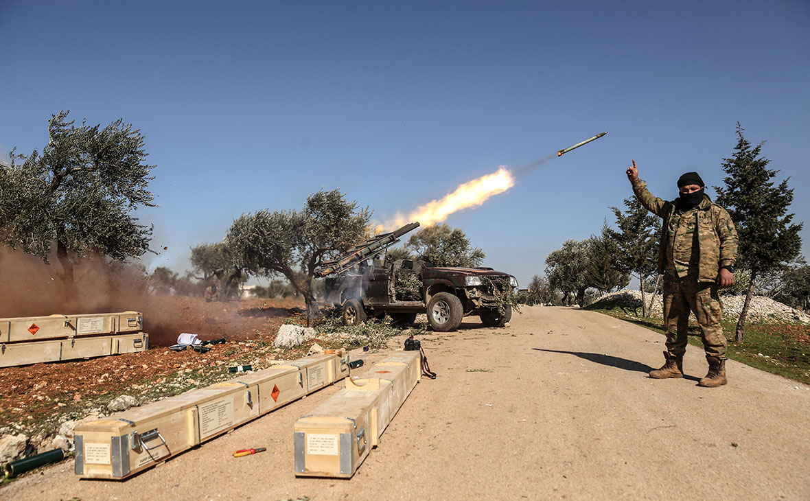 Боевики-повстанцы запускают ракету по позициям сирийского правительства в провинции Идлиб