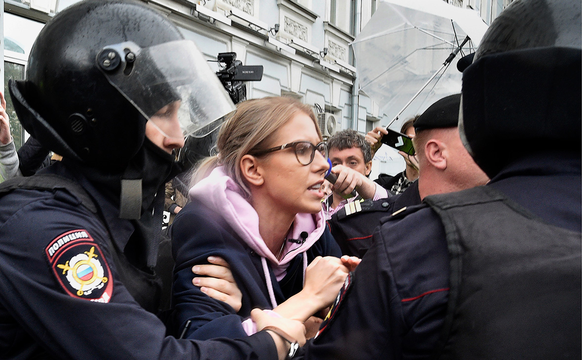 Сотрудники полиции задерживают в центре Москвы Любовь Соболь, 3 августа 2019г.