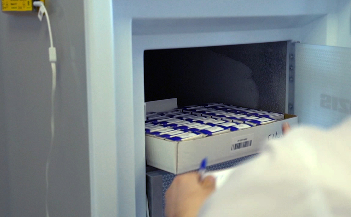 Морозильная камера, в которой хранятся контейнеры с однокомпонентной вакциной &laquo;Спутник Лайт&raquo;