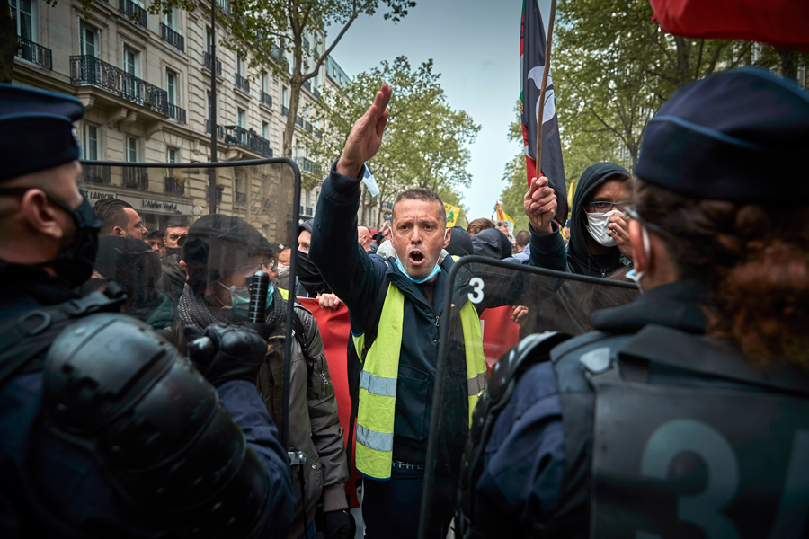 В Париже (Франция) на демонстрацию вышли участники движения &laquo;желтых жилетов&raquo;. Они протестуют против экономической политики властей, состояния системы здравоохранения и того, как правительство работает в направлении сдерживания COVID-19