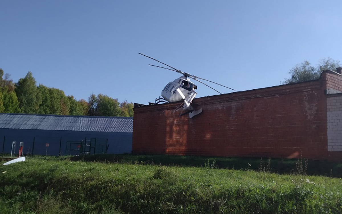 Вертолет «жестко приземлился» на крышу здания больницы в Ижевске. Видео