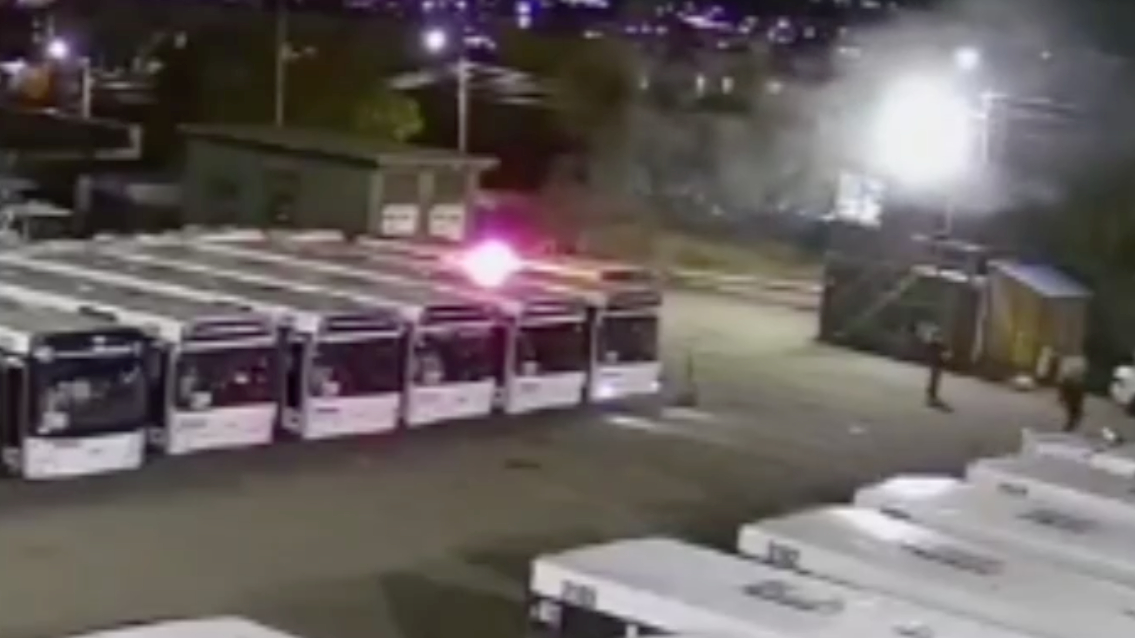 Камчатские полицейские потушили автобус, в который попал фейерверк. Видео