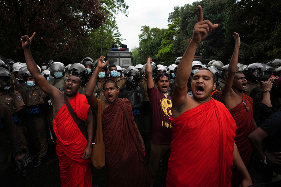 Монахи-буддисты и студенты присоединились к акциям протеста в Коломбо, 8 апреля