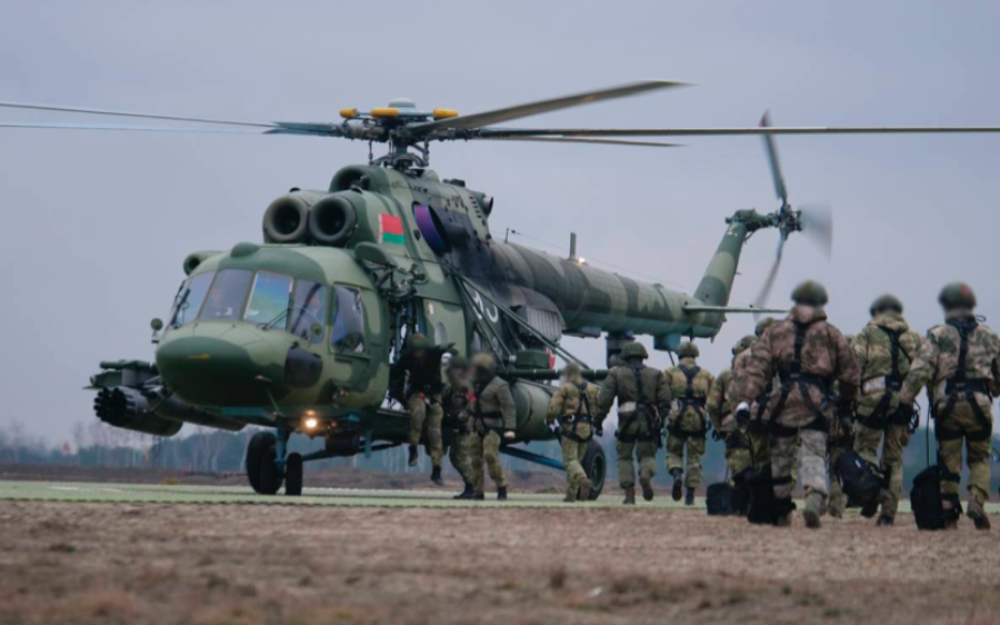 Военные в Белоруссии отработали десантирование спецназа без парашютов