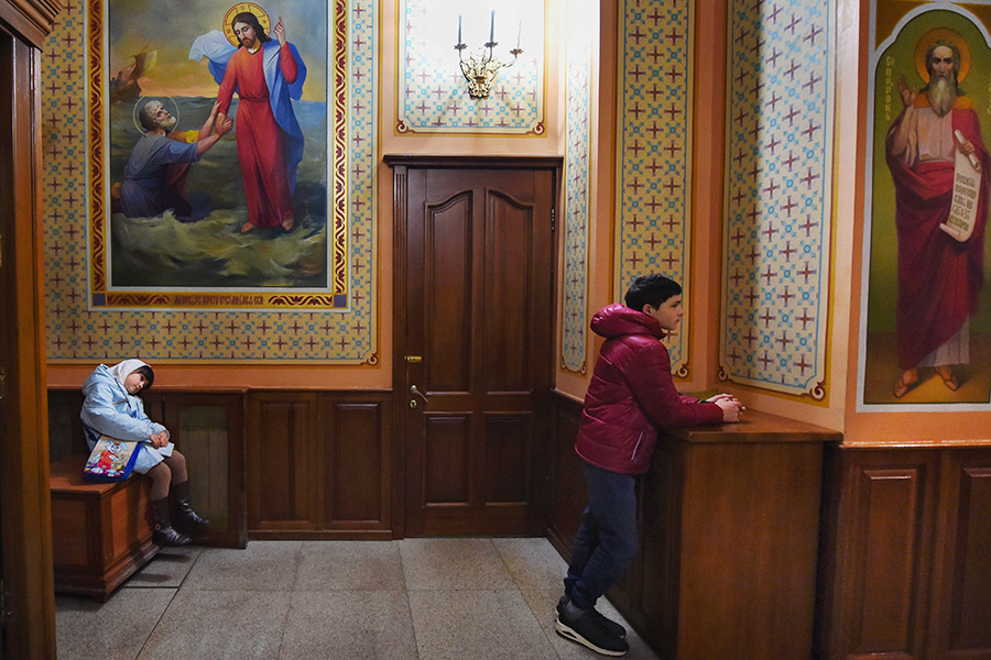 Дети на праздничном пасхальном богослужении в Свято-Николаевском архиерейском соборе в Донецке