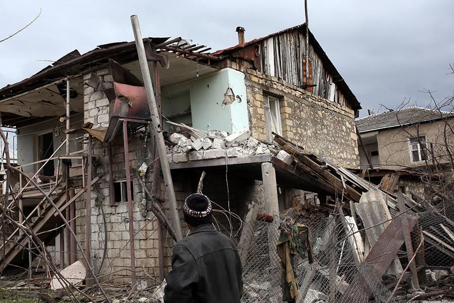 Разрушенный дом в одном из сел Мартакертского района в зоне карабахского конфликта, 4 апреля 2016 года