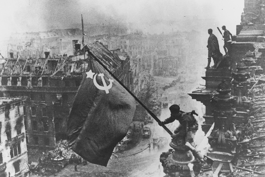 Знамя Победы над рейхстагом, 2 мая 1945 года