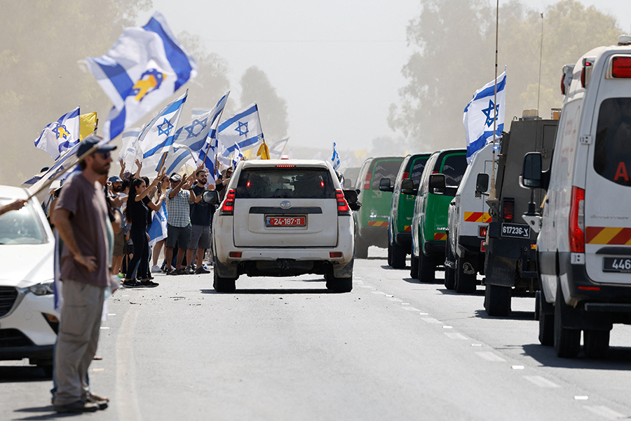 Автомобильная колонна&nbsp;с освобожденными заложниками, Рейм, Израиль. 