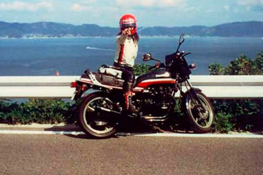 Такаити на мотоцикле, на котором ездила в юности