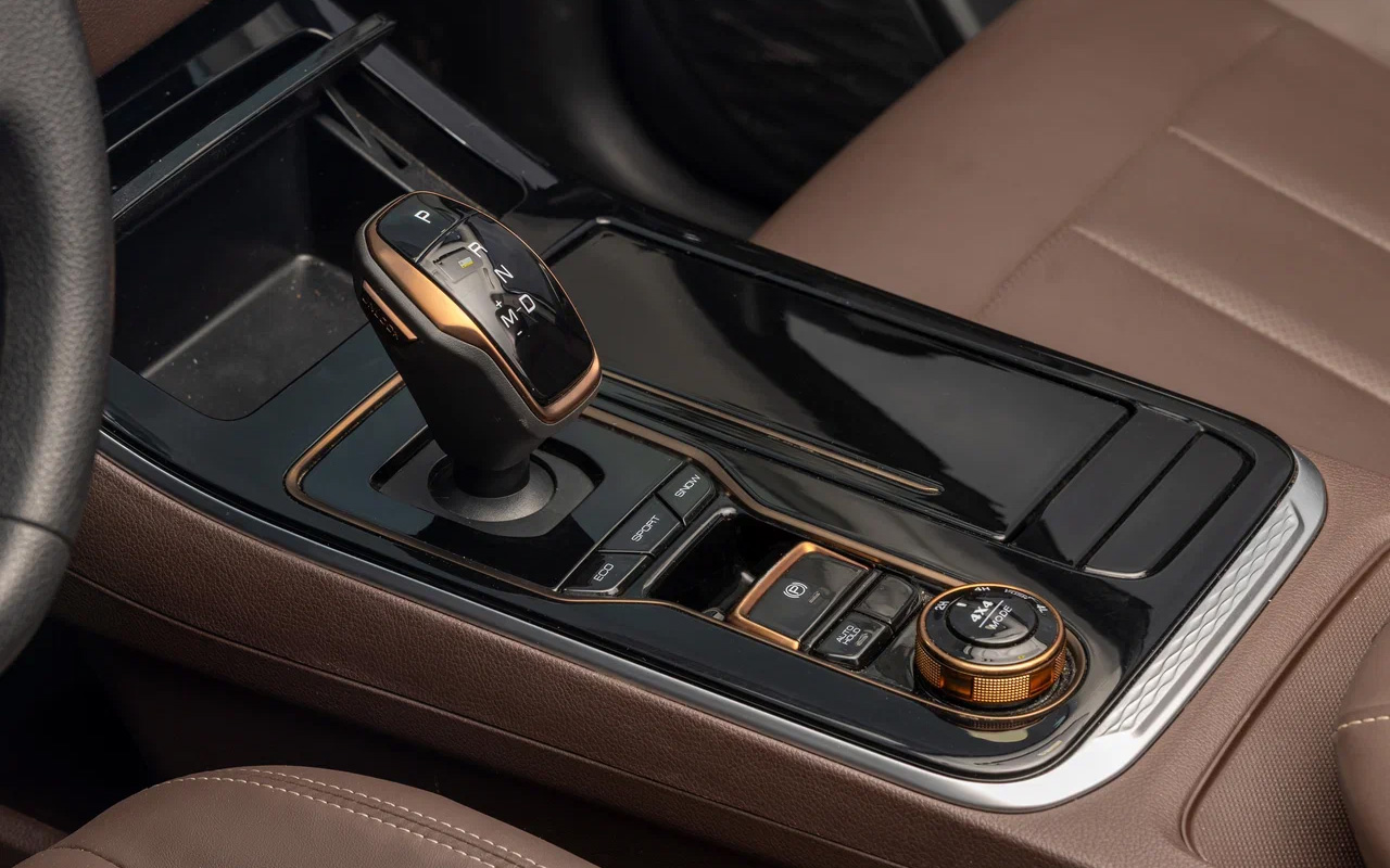 Крутишь шайбу — управляешь приводом, нажмешь — включится режим для оффроуда. Берешь тряпочку — в который раз протираешь черный «глянец»