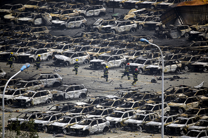 Серия взрывов в&nbsp;Тяньцзине

В китайском портовом городе Тяньцзинь 12 августа прогремела серия взрывов на&nbsp;складе химикатов. Разрушения были настолько&nbsp;серьезны, что&nbsp;на&nbsp;несколько дней стали главной темой для&nbsp;мировых новостных телеканалов. Жертвами взрывов стало более 100 человек. Ущерб&nbsp;&mdash; $11 млрд. По мнению экспертов, одной из&nbsp;причин случившегося стала низкая культура безопасности в&nbsp;КНР, которая не&nbsp;поспевает за&nbsp;развитием китайской экономики. Собственник взорвавшегося склада&nbsp;&mdash;&nbsp;компания Ruihai International Logistics&nbsp;&mdash;&nbsp;формально не&nbsp;имела права хранить взрывоопасные химикаты на&nbsp;складе.

Читайте подробнее Китайская ловушка: почему&nbsp;катастрофа в&nbsp;Тяньцзине была предопределена

На фото: сгоревшие в&nbsp;ходе пожара в&nbsp;Тяньцзине автомобили

