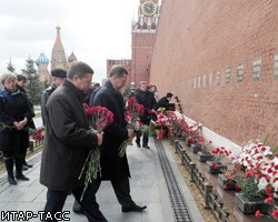 К могиле Ю.Гагарина у Кремлевской стены возложили цветы