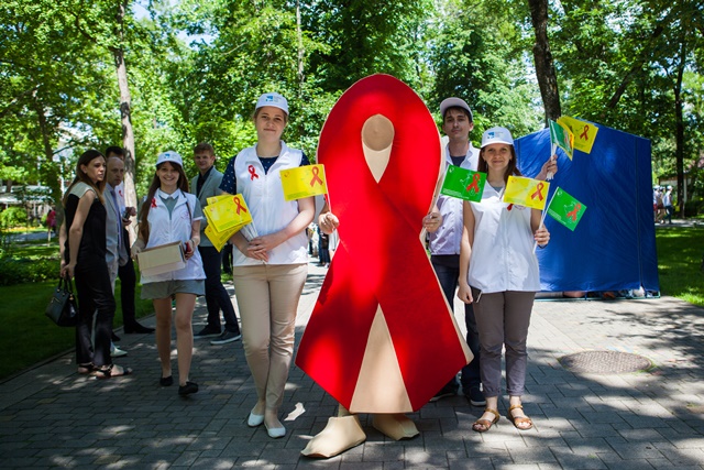 Во многих медицинских и образовательных организациях проходят мероприятия, посвященные этому Дню борьбы со СПИДом