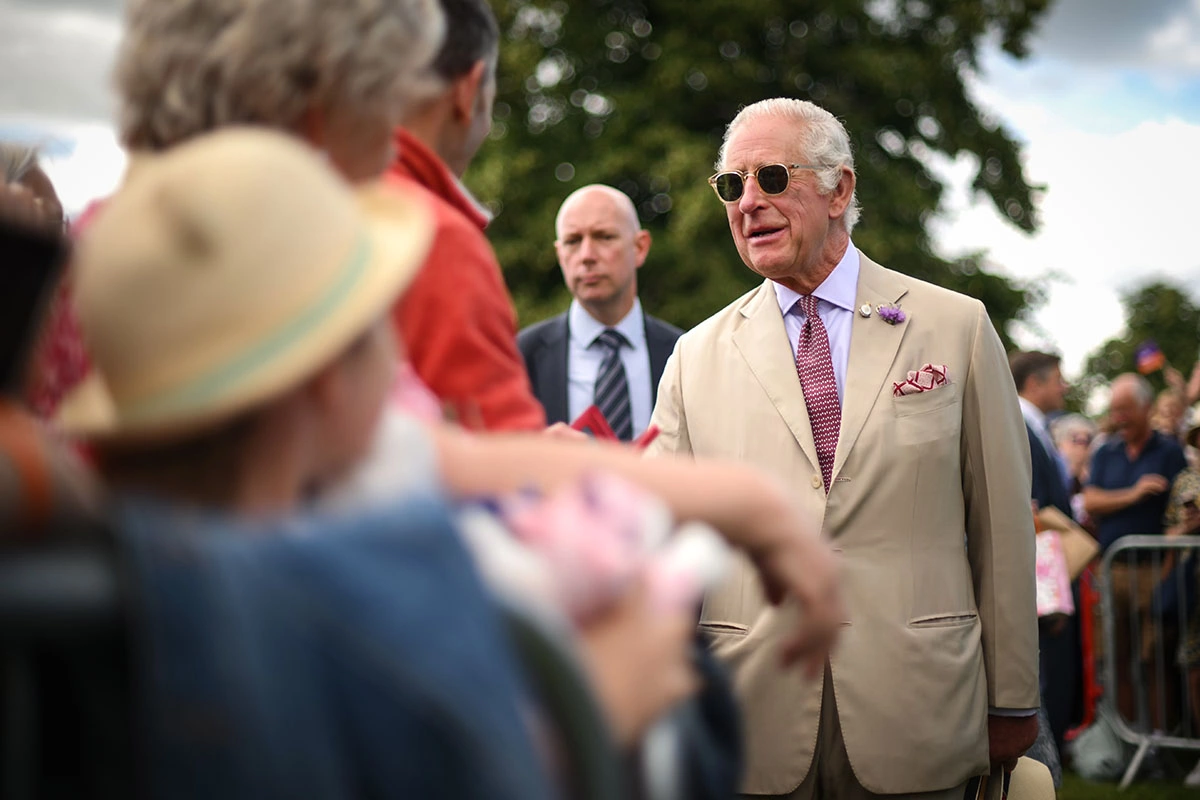 <p>Король Карл III приветствует представителей общественности на Сандрингемской выставке цветов в Кингс-Линн, Великобритания. 26 июля 2023 года&nbsp;</p>
